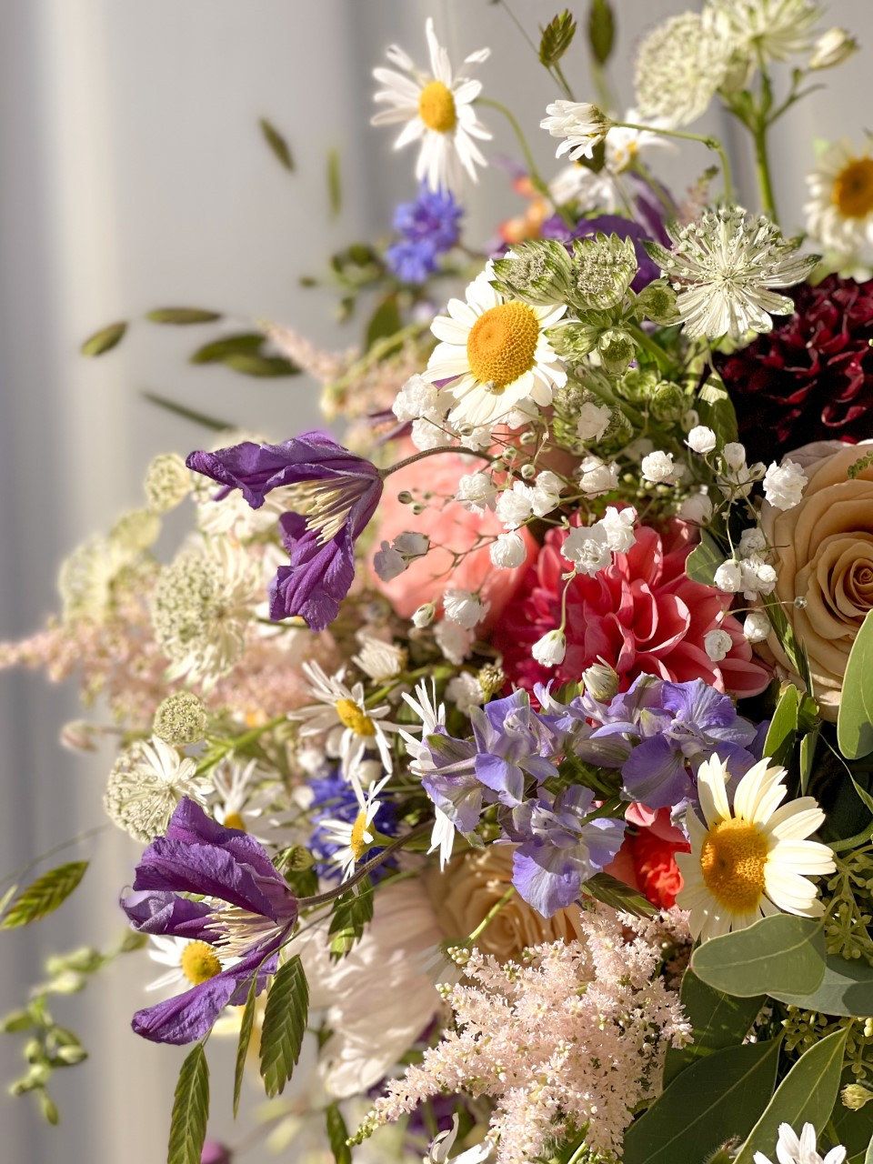 Färgstark sommarbukett med ängsblommor