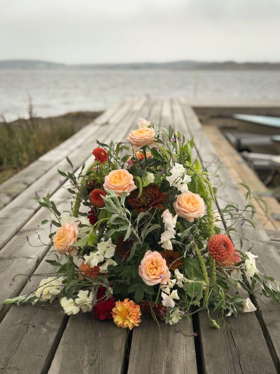 Sommarbukett på en brygga vid havet
