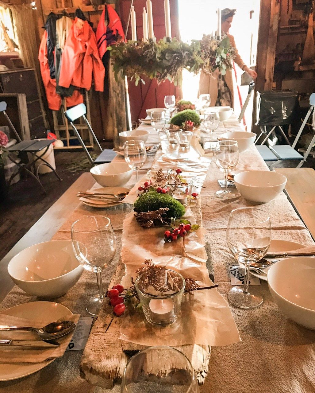 Festdukning med mossa och blommor