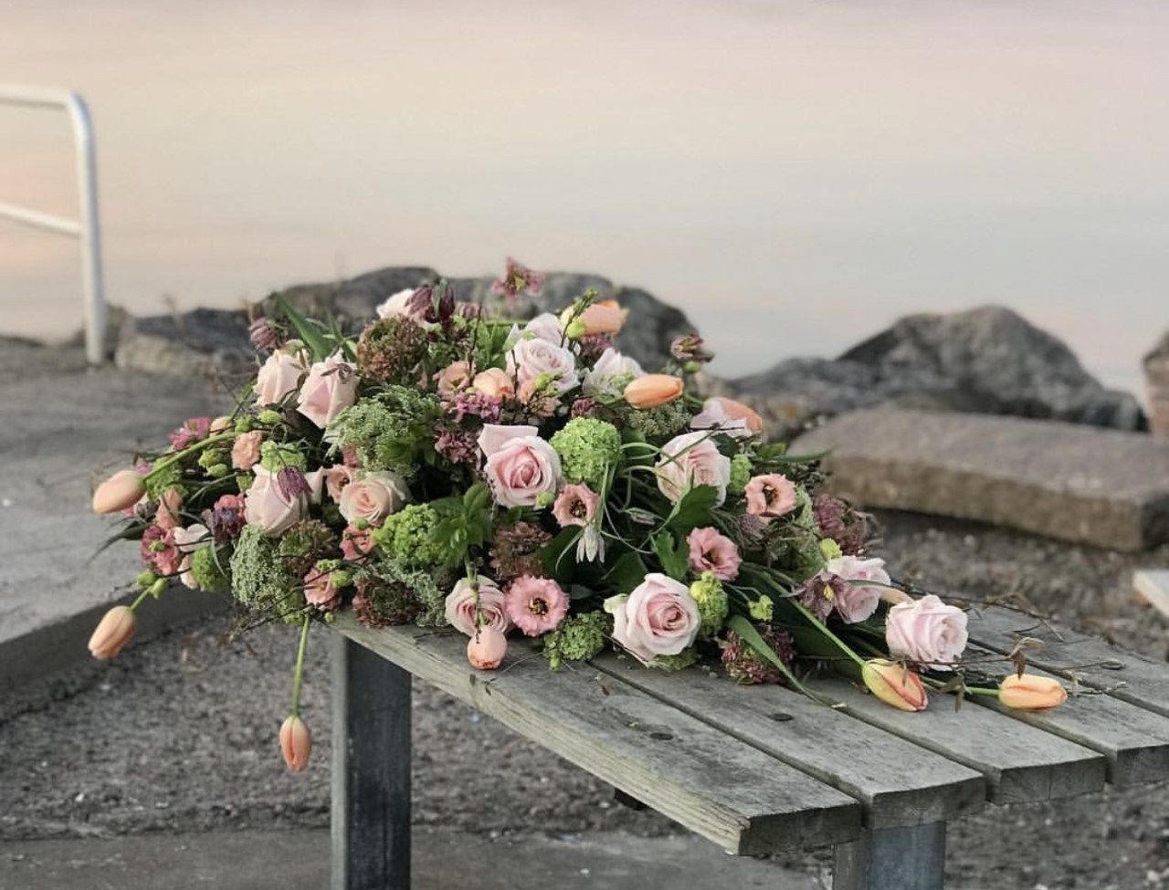Kistdekoration i rosa och grönt vid havet