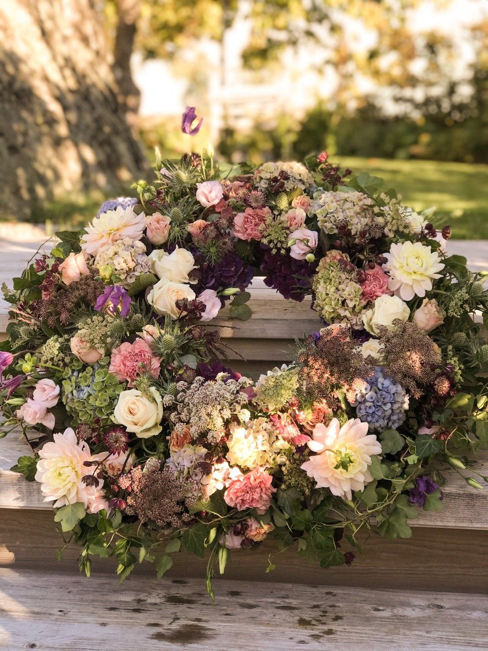 Krans av sommarblommor i dova toner