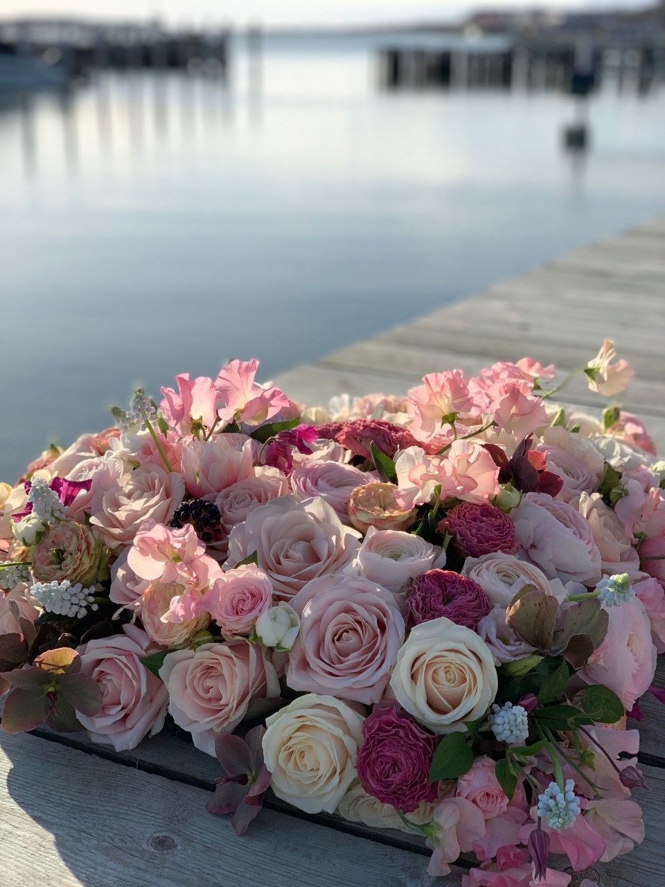 Rosor och alstroemeria på en brygga