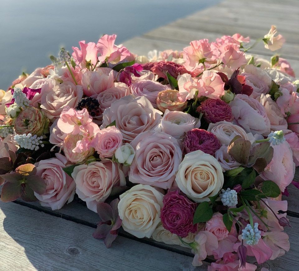 Rosor och alstroemeria på en brygga